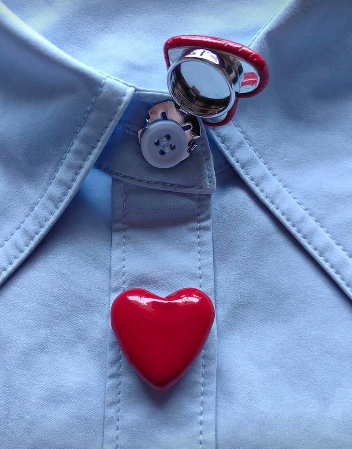 مجموعة أزرار بنمط هندسي أنيق على شكل قلب