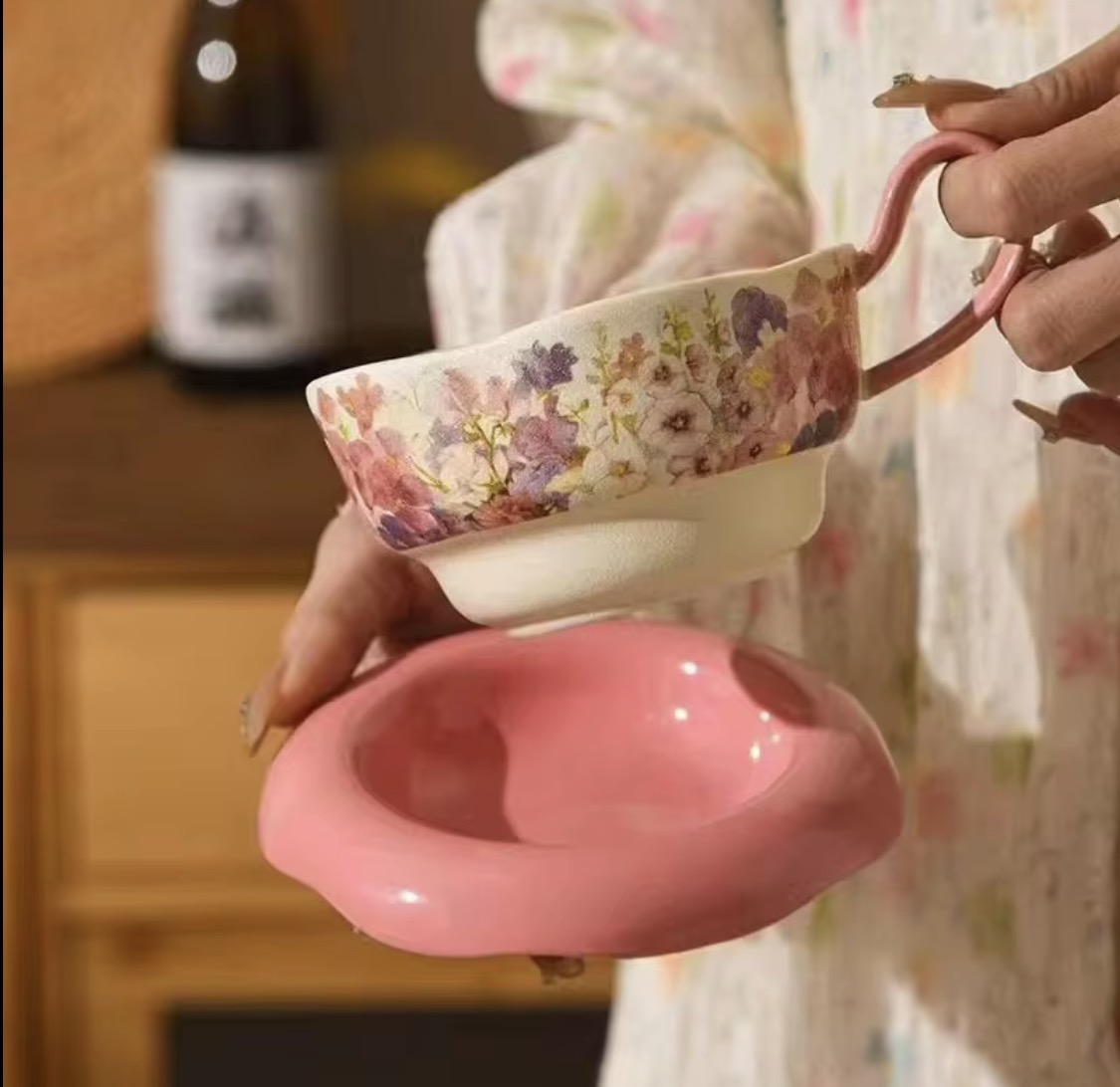 كوب شاي مزين بالورود على الطراز الاسكندنافي الكلاسيكي.