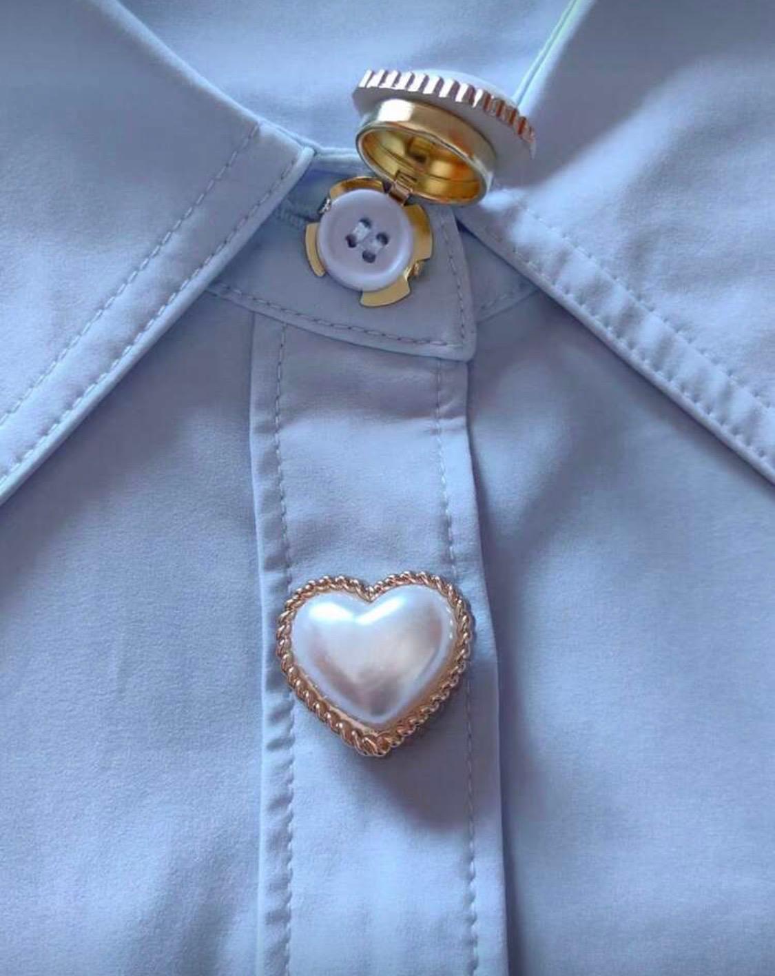 قطعة غطاء أزرار للقميص أزرار أكمام بشكل قلب ذهبي من الخارج وأبيض من الداخل .