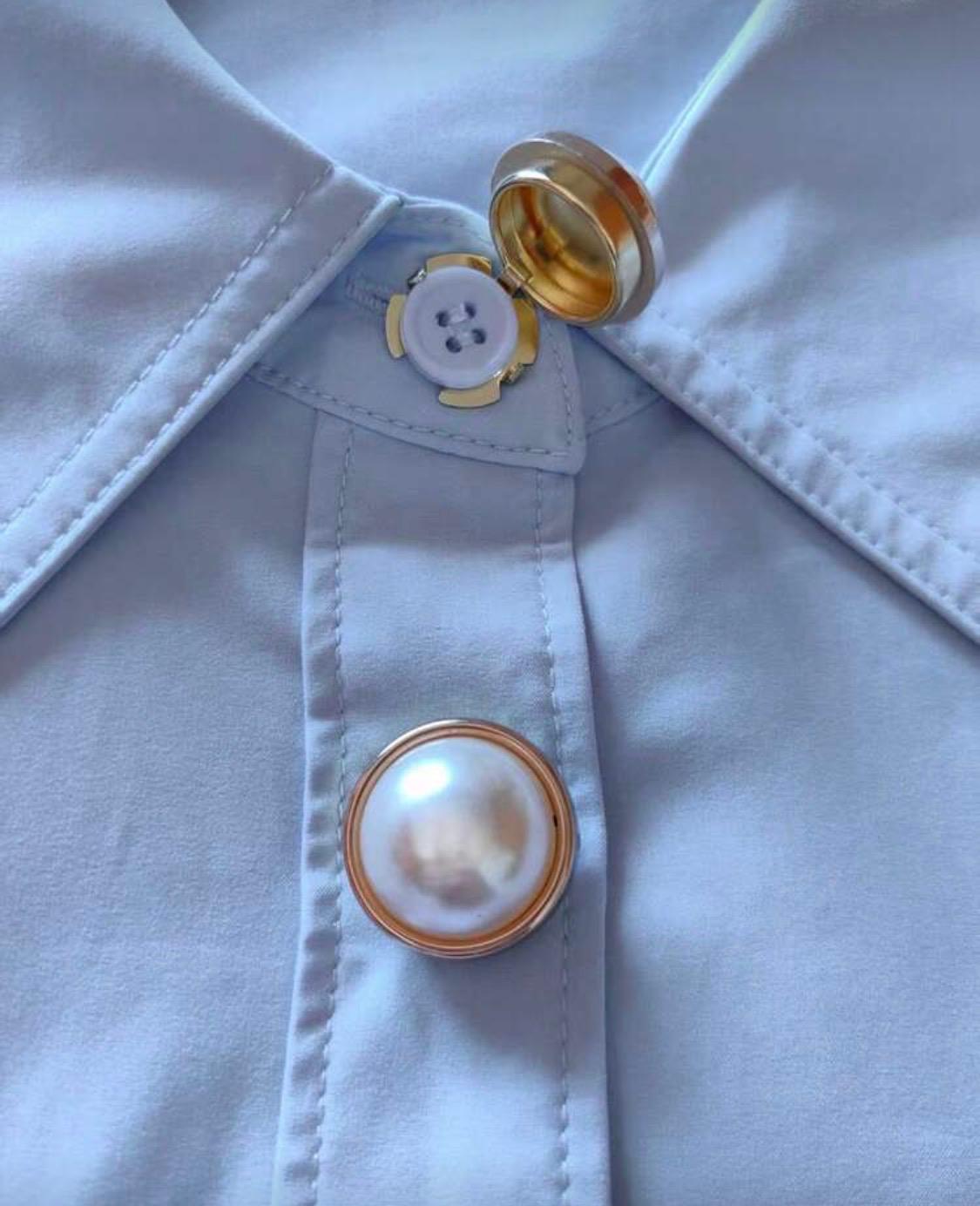 قطعة غطاء أزرار للقميص أزرار أكمام بشكل دائري ذهبي من الخارج وأبيض من الداخل .
