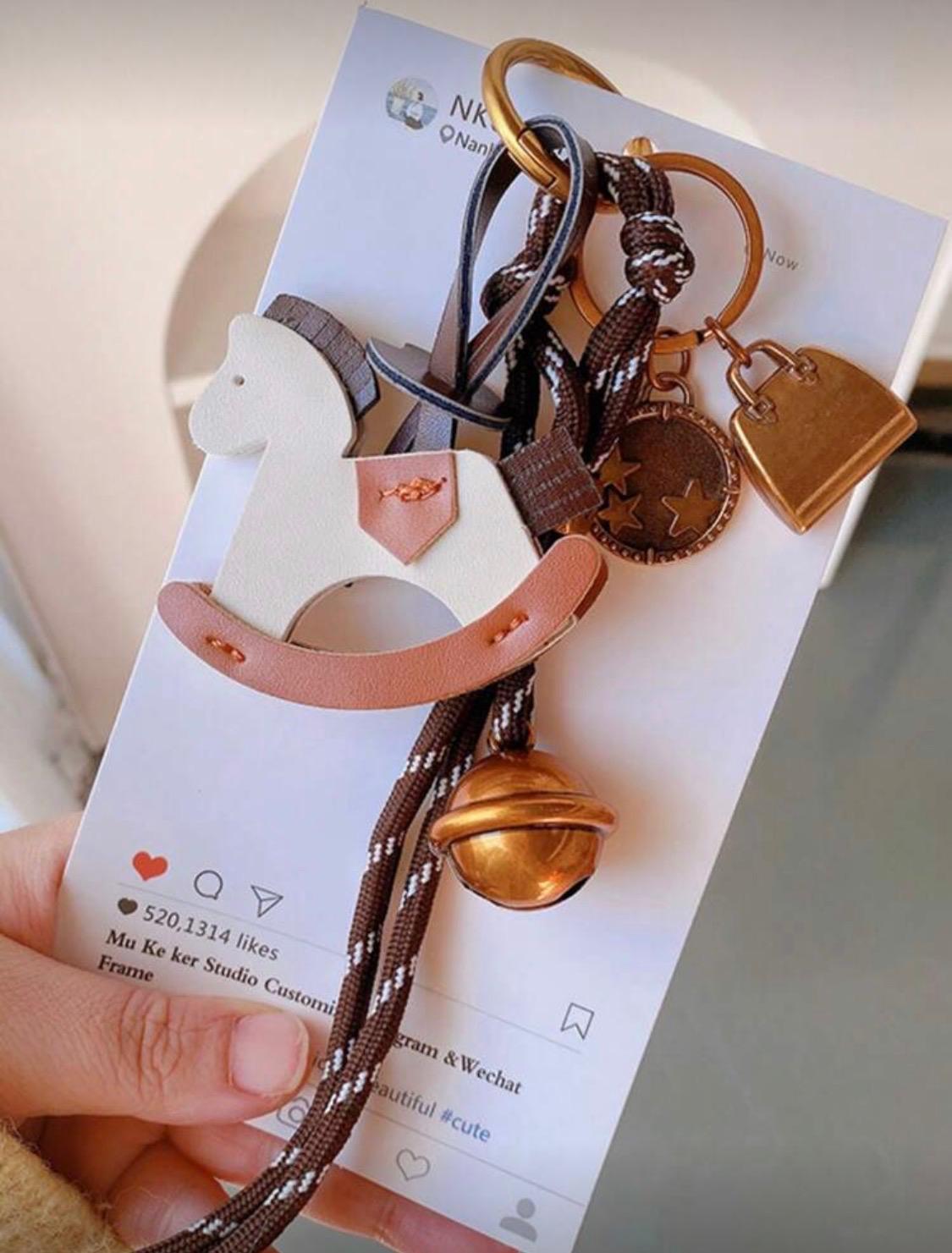 ميدالية للحقيبة على شكل حصان .