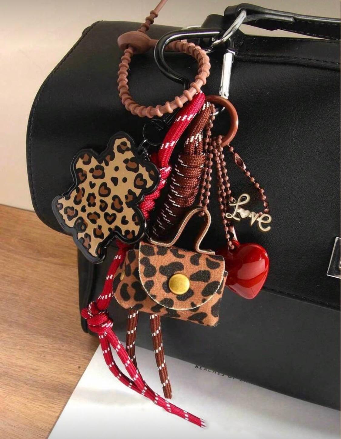 سلسلة حقائب بطبعة الفهد.