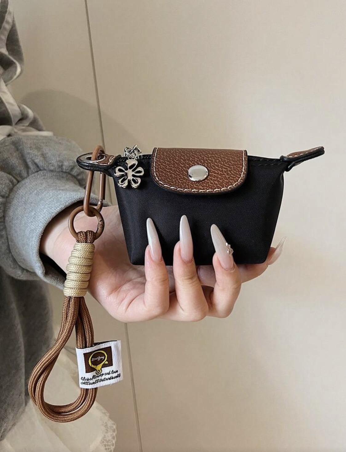 سلسلة حقيبة يد صغيرة باللون الأسود .