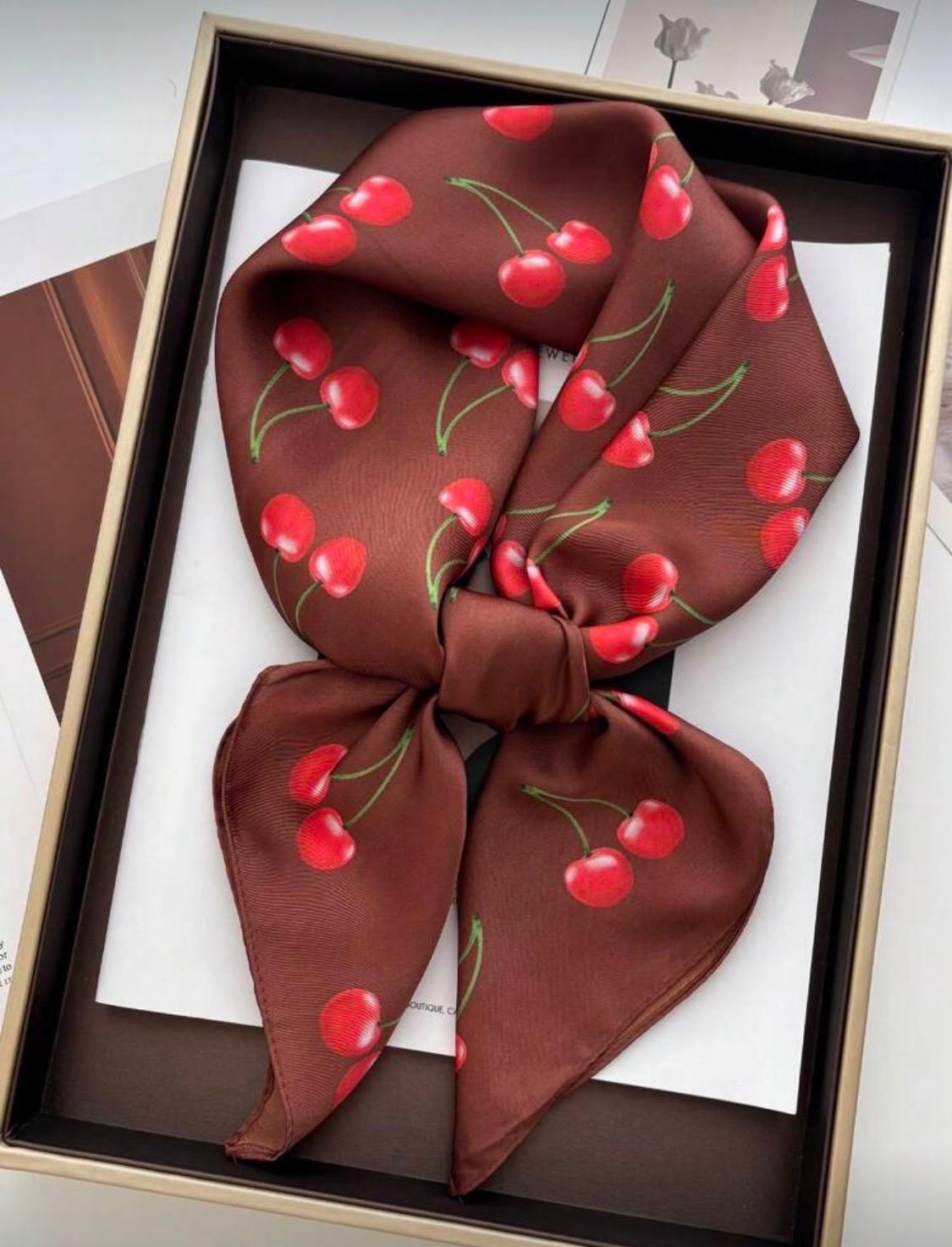 وشاح بطبعة كرز .