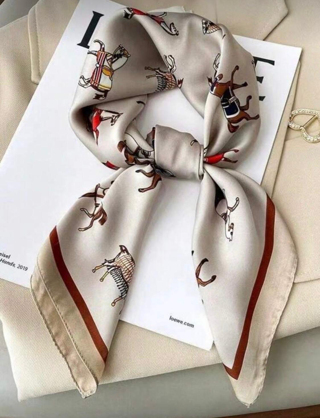 وشاح مطبوع عليه سلسلة .